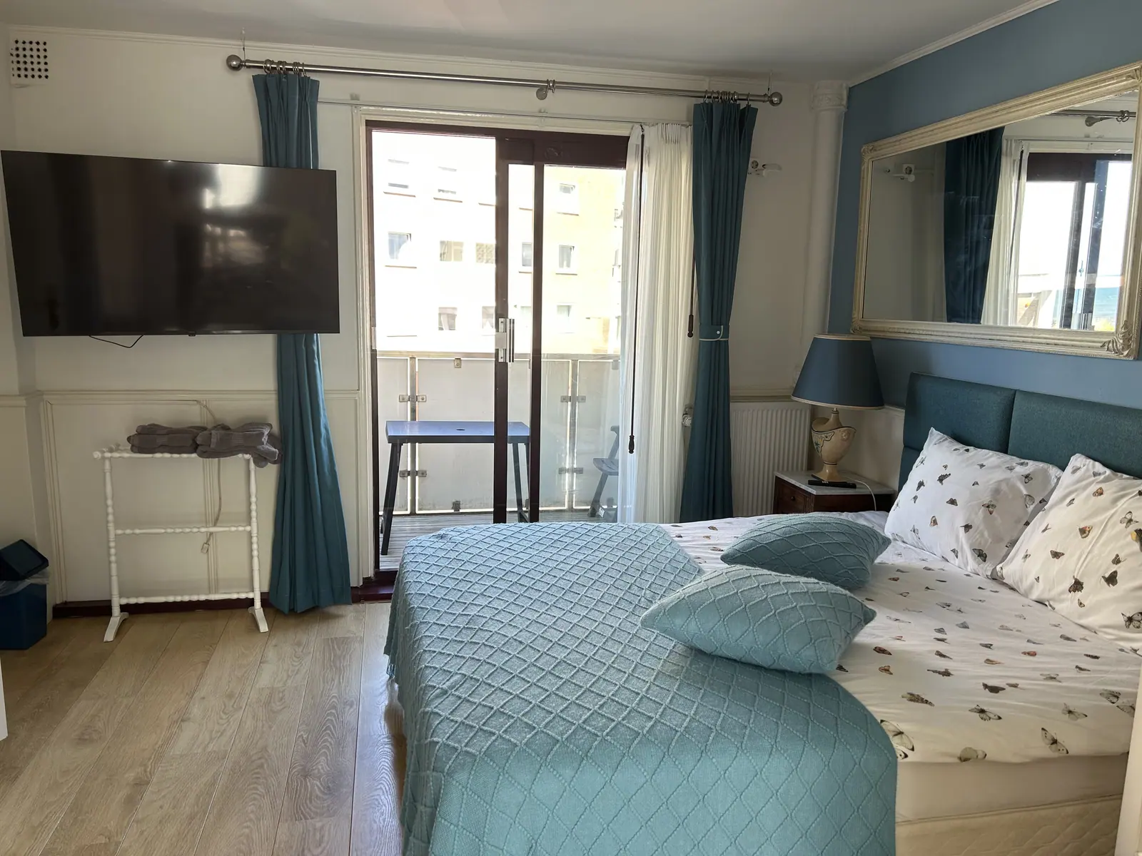 Leoigo — Sea-view flat: bedroom, living room, terrace, Zandvoort